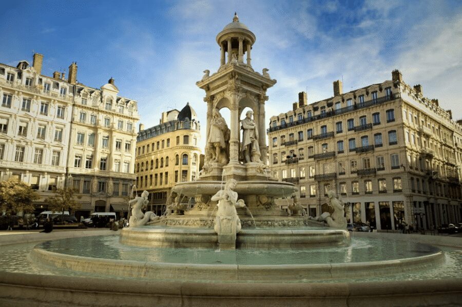 Lyon: Guided tour of Lyon - Pink Tower and the traboule: small spaces with big stories