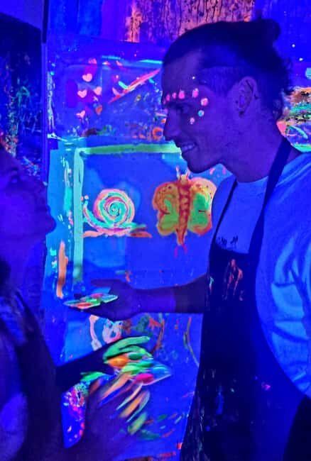 Lyon : Neon painting in an artist's studio - gallery - Gallery viewing with Mory: see first, then copy (or riff)